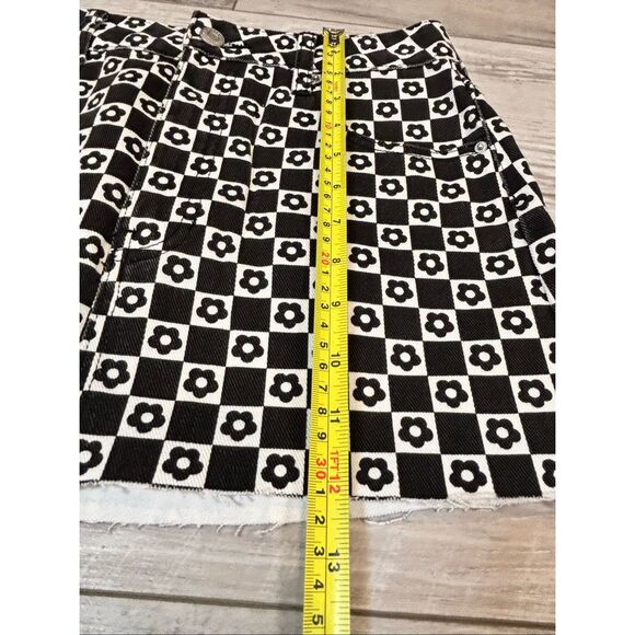 Pacsun black and white checked flowered mini skirt size 25 - Picture 7 of 12